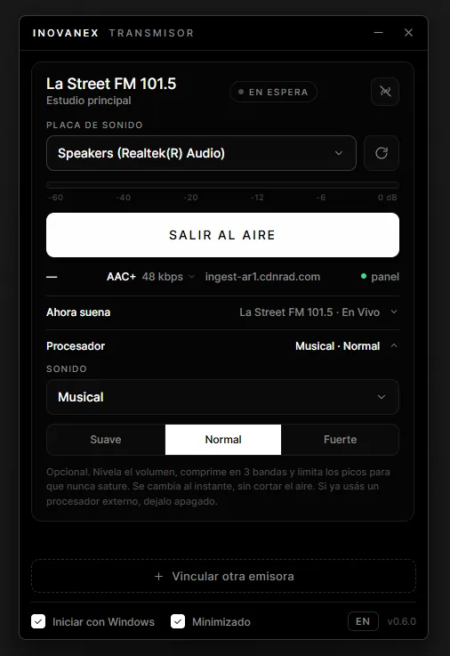 Transmisor INOVANEX abierto: placa de sonido, vúmetro, botón Salir al aire y procesador de audio en Musical, intensidad Normal